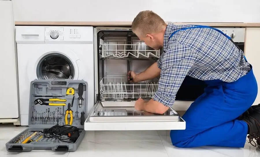 Çiğli Smeg servisi teknisyen ekibi beyaz eşya tamiri yaparken